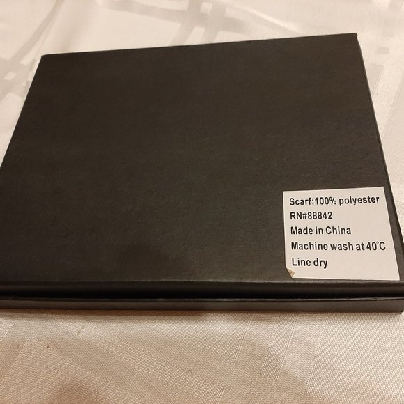 Watch with interchangeable scarves - Picture 2 of 3